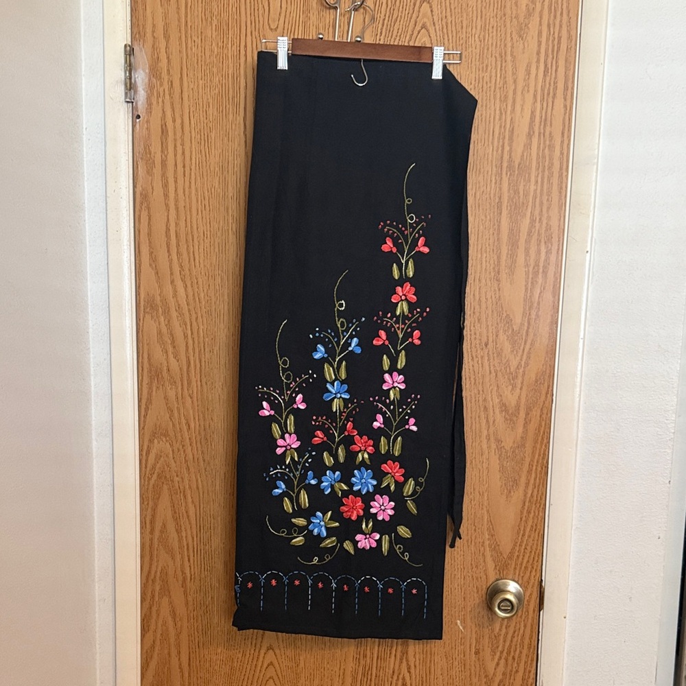 Vintage Unbranded Black Floral Embroidered Wrap Skirt Teacher Momcore Church